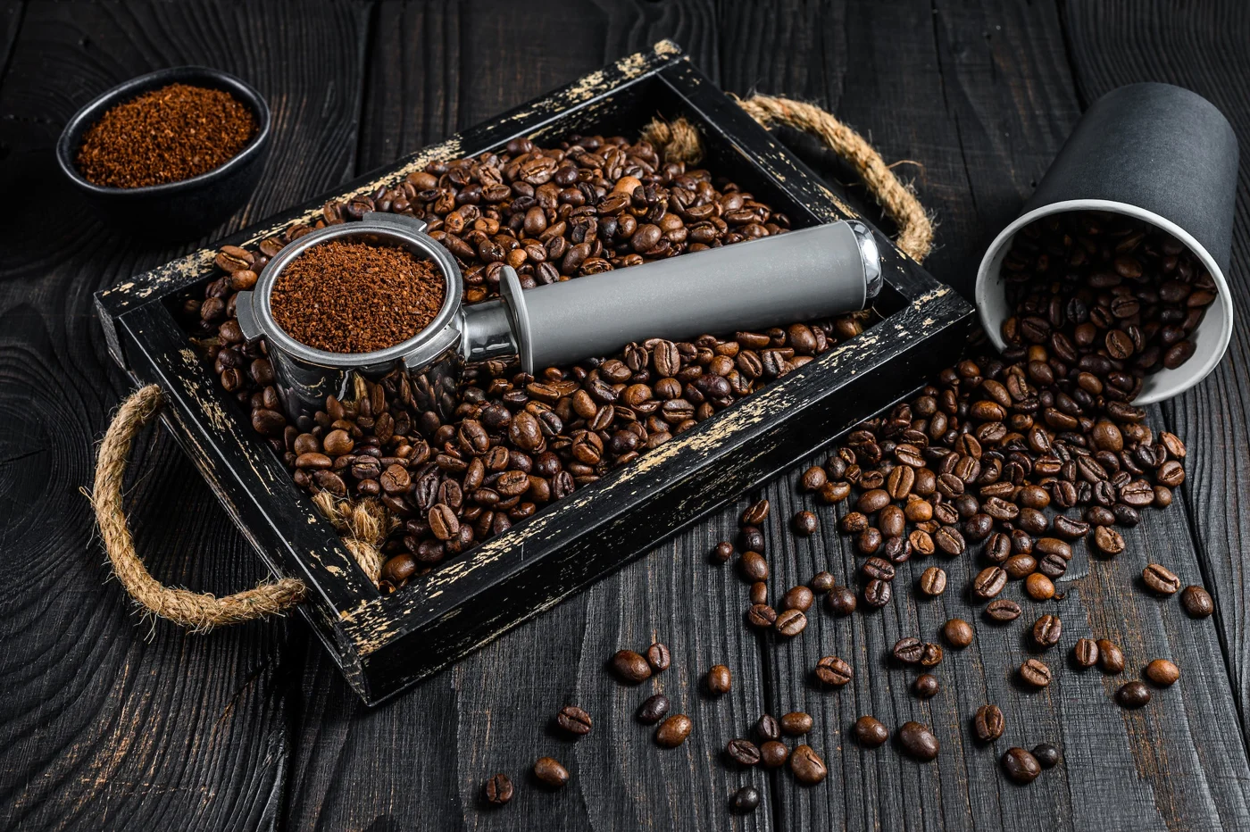 Biji kopi dan bubuk kopi dalam portafilter
