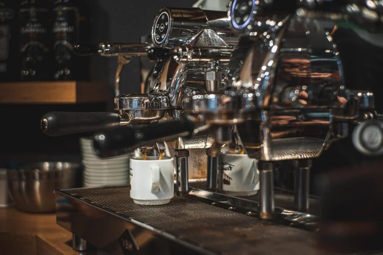 Mesin espresso dengan cangkir pada area ekstraksi
